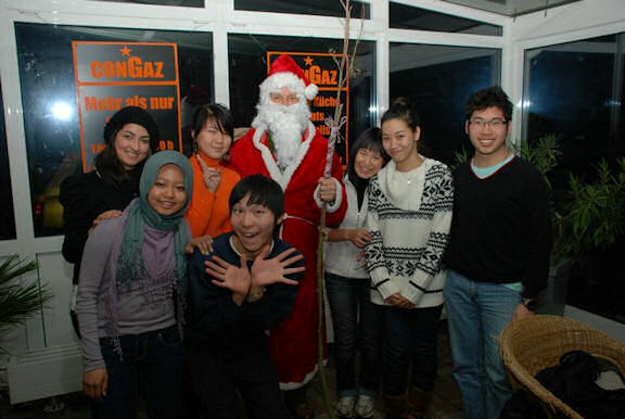 Nikolaus mit GastschülerInnen